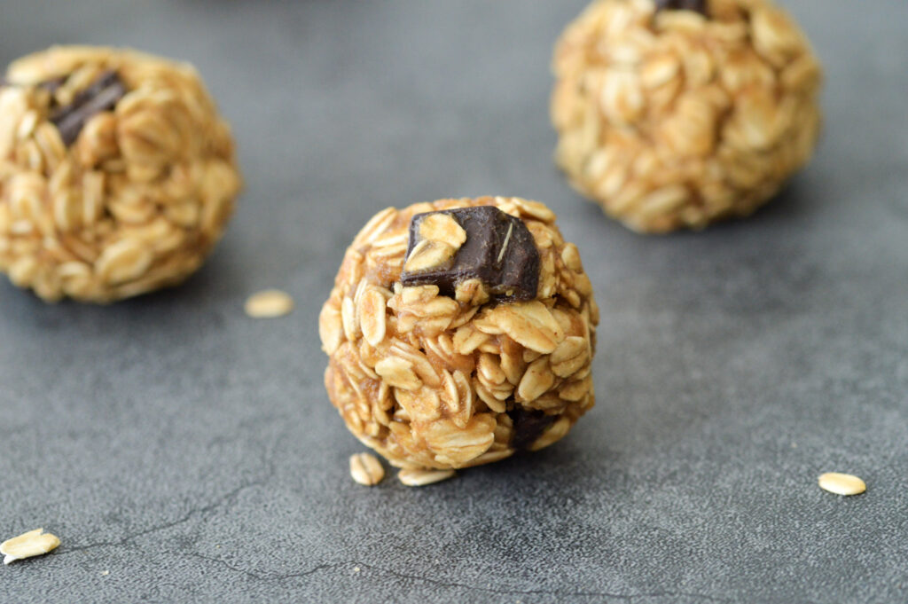 vegan energy ball recipe with oats, peanut butter and chocolate chips