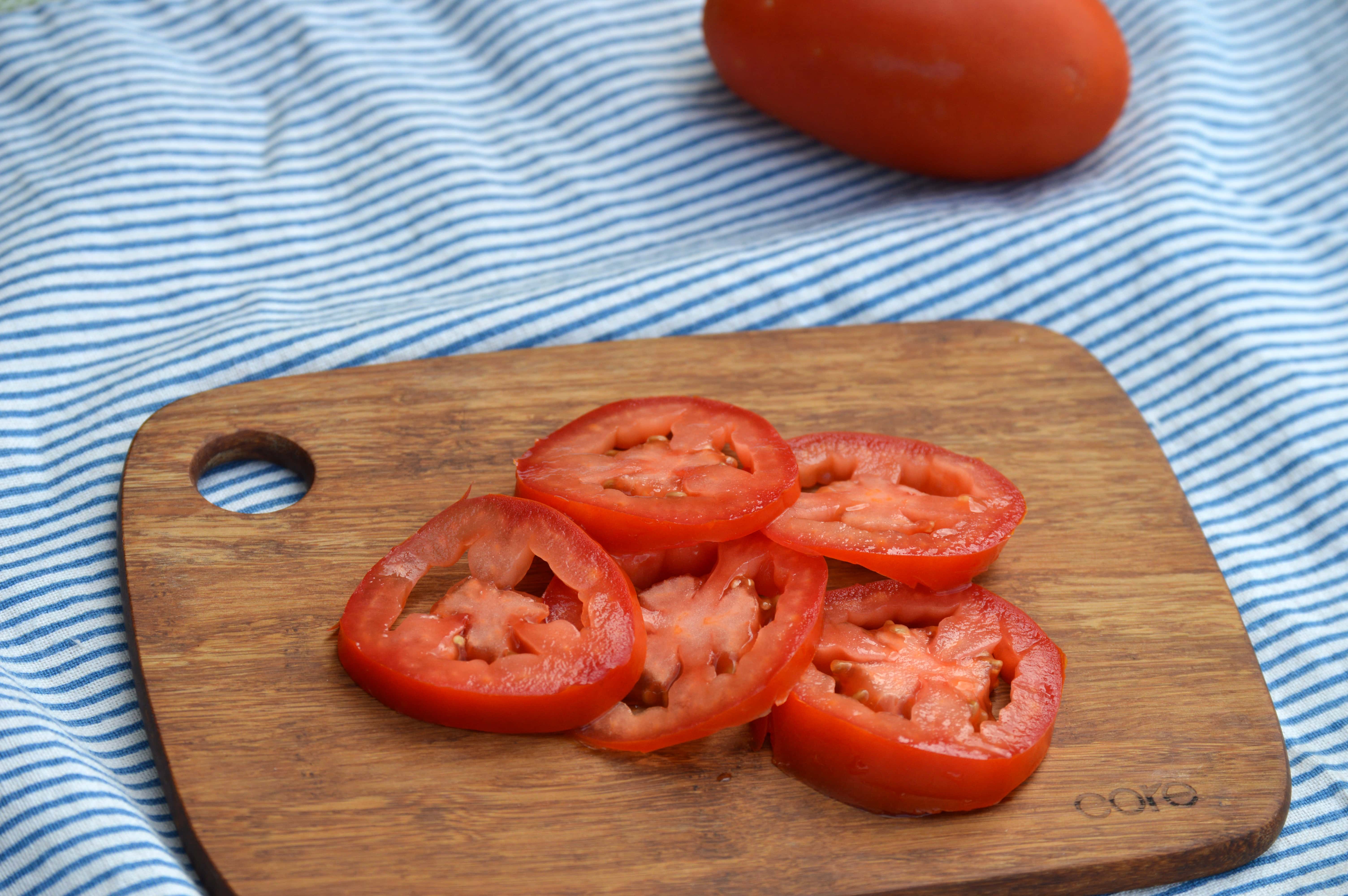 sliced tomatoes